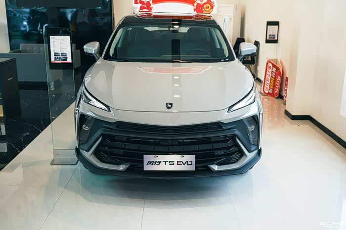 借着游艇回娘家保养间隙到店体验风行t5evo狂飚