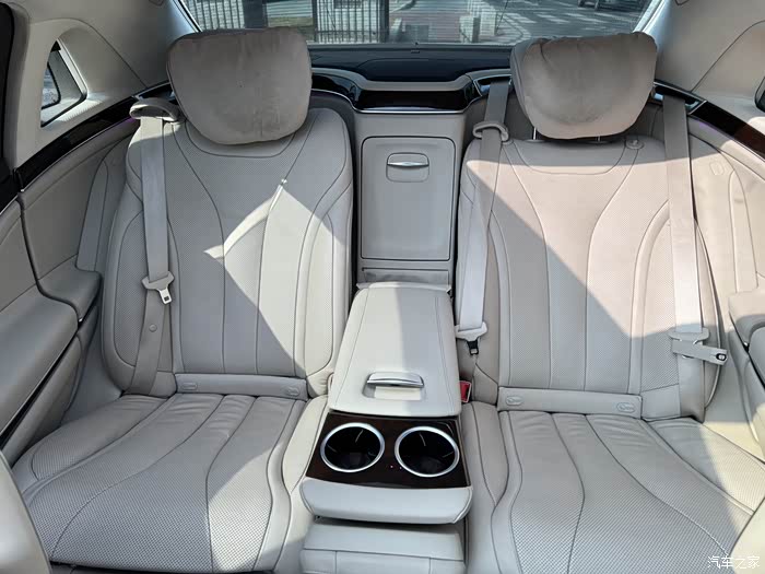 15年奔驰迈巴赫s400l黑贴白