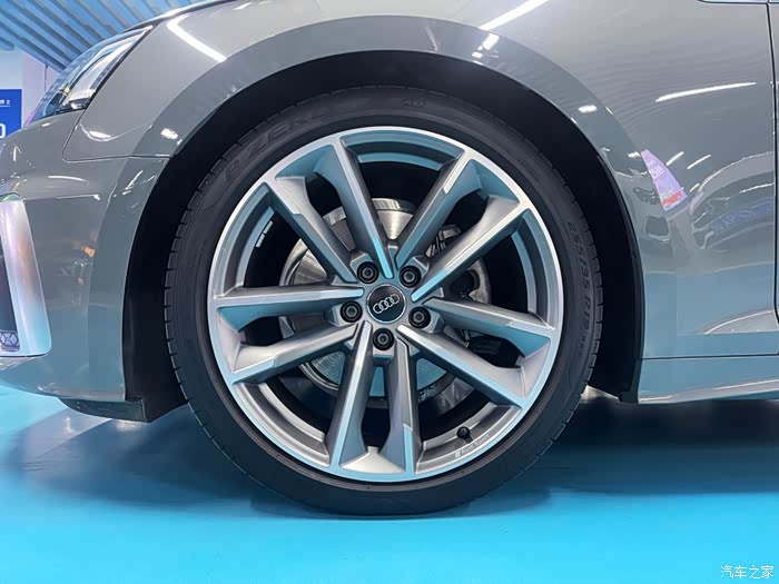 转让21年奥迪a5敞篷水泥灰配红顶全车原版原漆0理赔