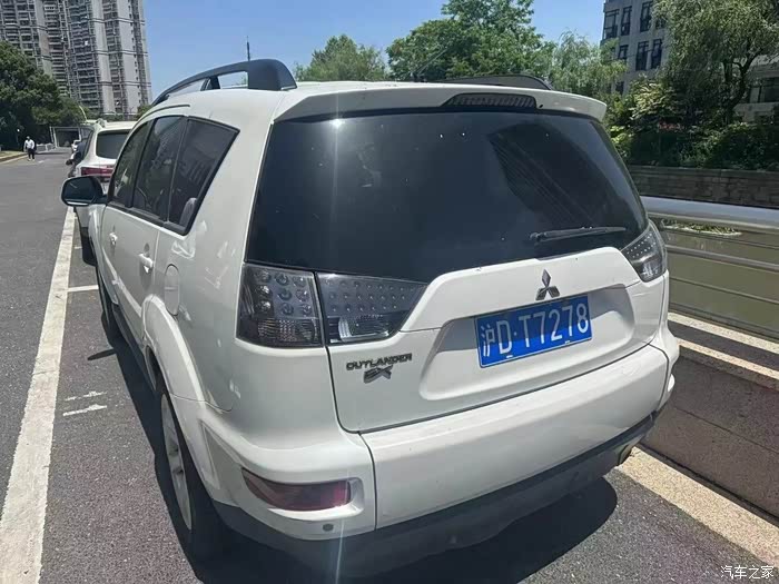 10年4月上牌,进口 三菱欧蓝德 2.4四驱,7万公里实表