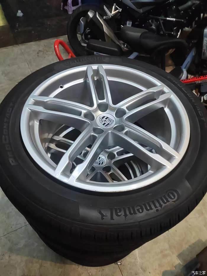 转让一套19寸原厂轮毂轮胎提车即拆的23年轮胎马牌350