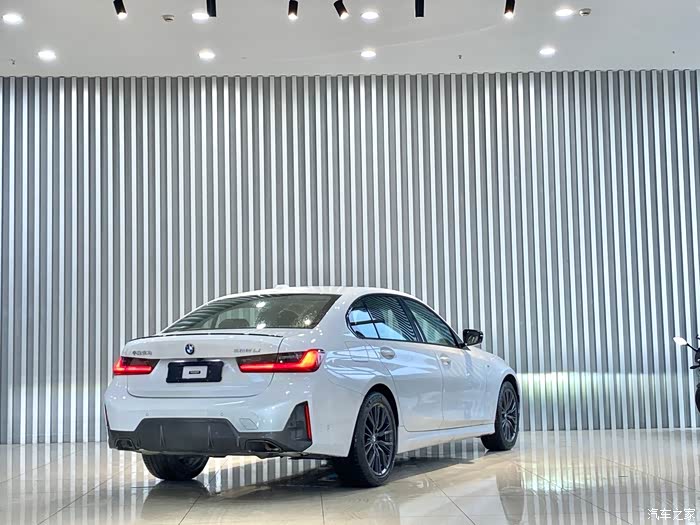 出台23款宝马325lim运动耀夜套装