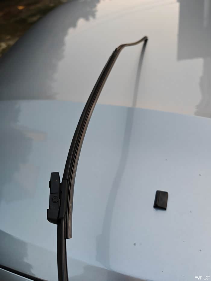 更换雨刮胶条作业