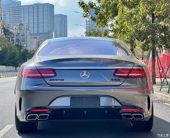 奔驰s63四驱轿跑2019年11月上牌白外红
