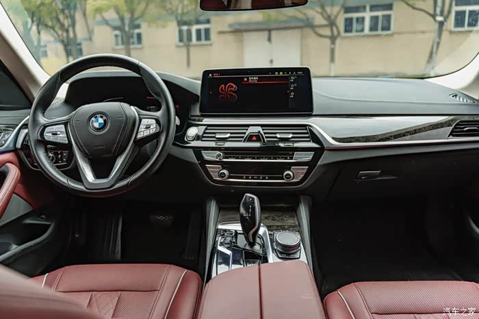 个人出一台22款22年上牌宝马525li白外红内7w公