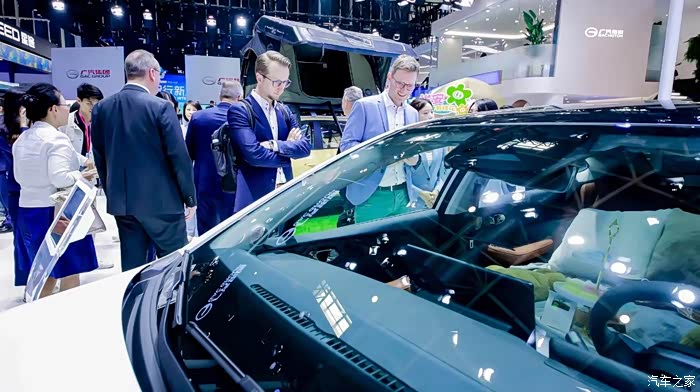 北京车展上,广汽埃安的 aion s max 无疑是一颗耀眼