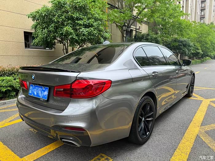 19年宝马525lim运动 炭黑内粽贴电光灰车衣 宝华韦健音