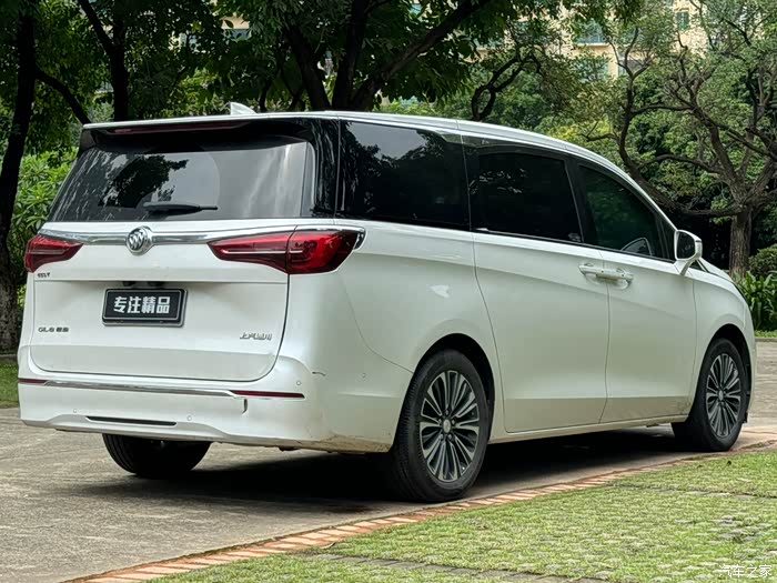 别克gl8 22款 陆尊 653t豪华版 2022年上牌 安
