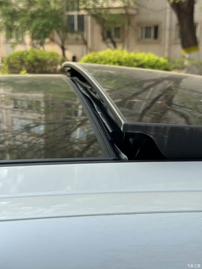 宝马530天窗滑轨开裂,请教车友个问题! 1. 这个开裂的部