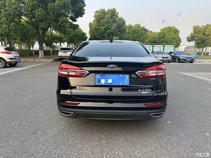 最新到店19年蒙迪欧2.0t高配 美女一手车 只跑了1700