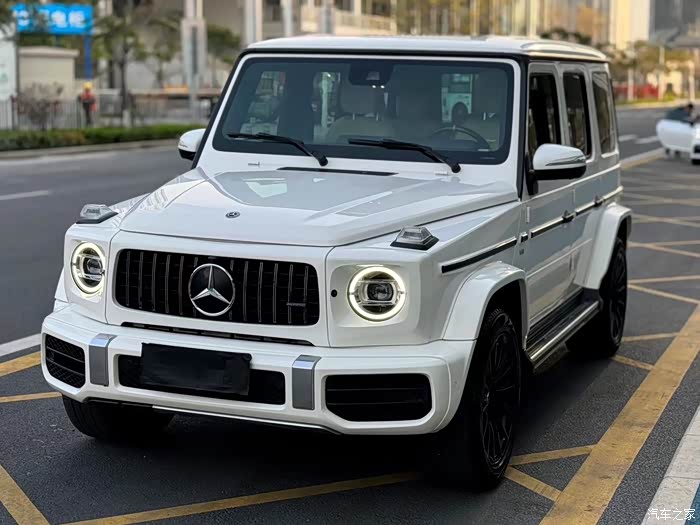 19年奔驰g500重斤升级内饰配置大柏林