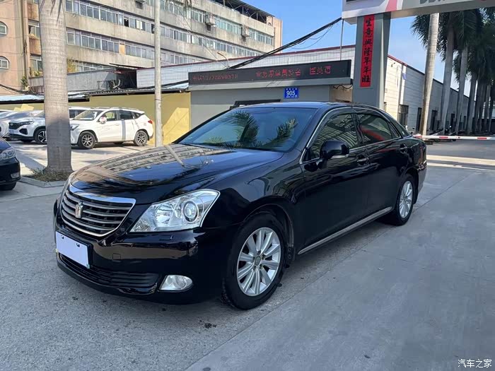 家用一台丰田皇冠2010年10月上牌10款25lroya