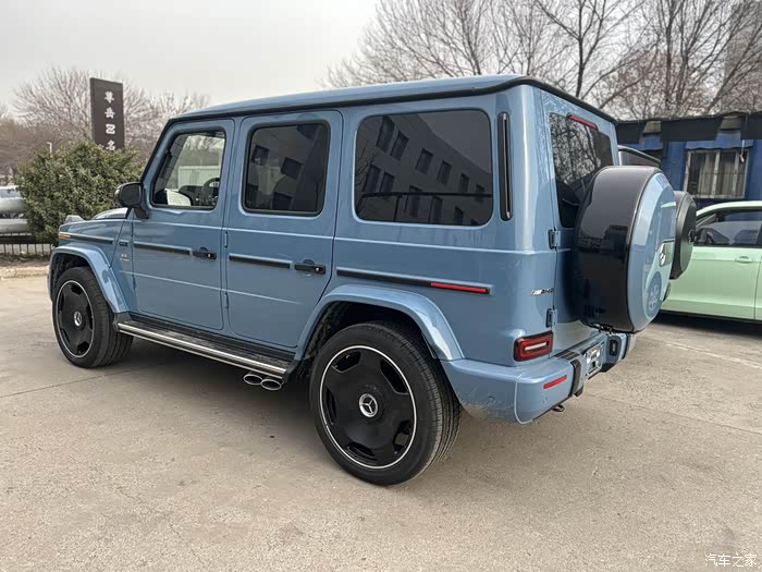 奔驰g63瓷器蓝/红