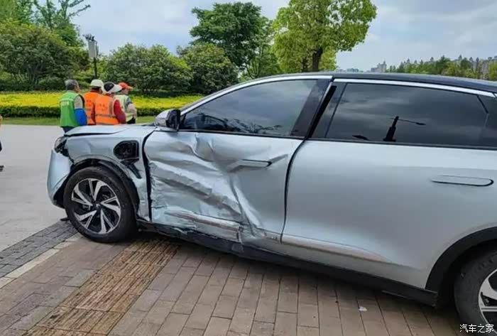 安全篇极狐车友被出租车70kmh速度侧撞后全家人安然无恙