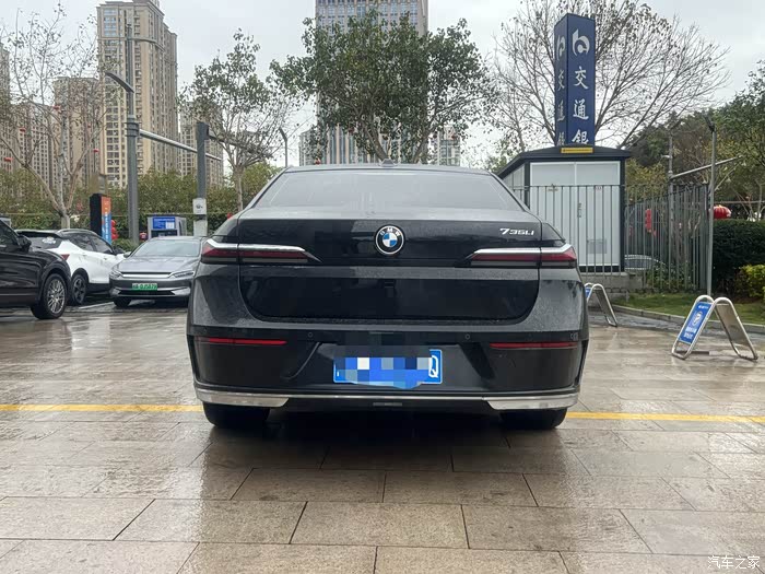 出一台23年8月上牌宝马735li准新车目前一手车二万多公