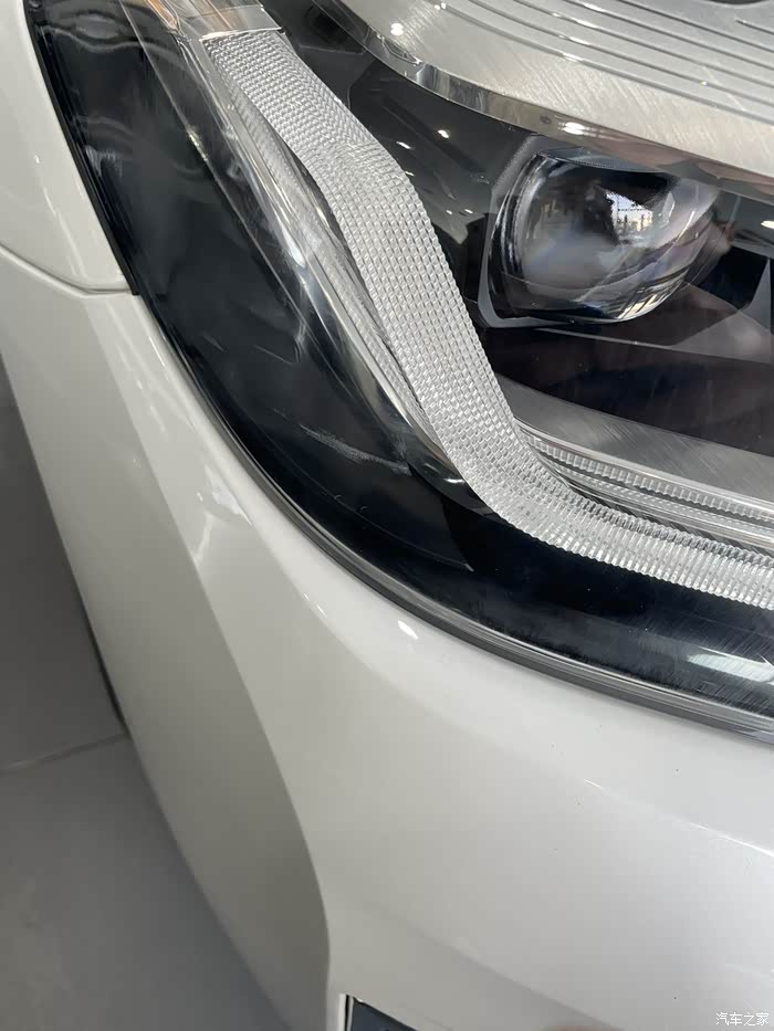 2021款宝马5系车灯内部出现类似臊子划痕求大哥解答为什