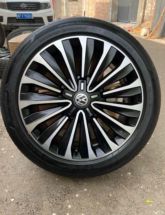 大众帕萨特18寸刀锋轮毂轮胎,中意的来