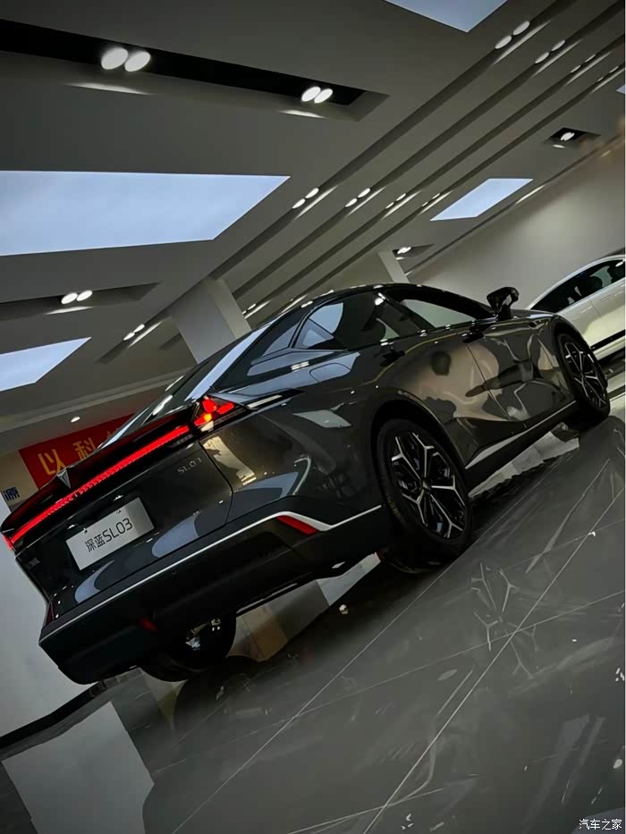 最近在考虑换购一款新能源汽车,于是在这个周末试驾了长安深蓝s