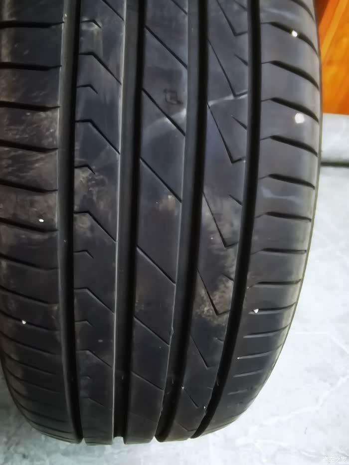 出一套205 55r16轮胎 成色很新