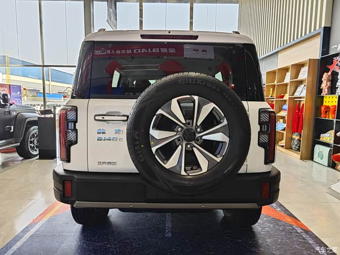 bj40城市猎人一款硬派越野车可城可野配置跟刀锋英雄版相