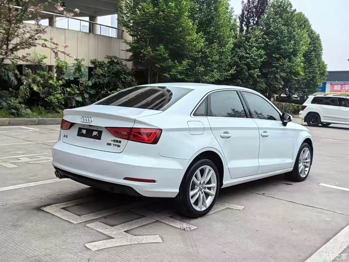 16年奥迪a314t大天窗高配双电动真皮座椅精品无事