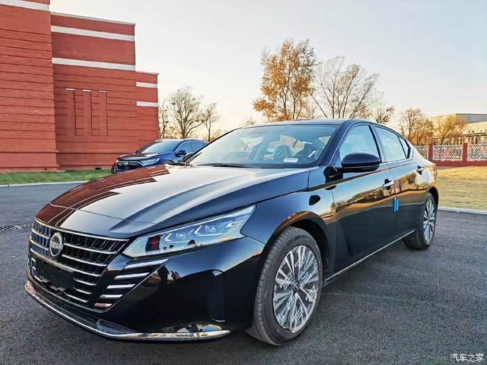 日产天籁 2022款 2.0l悦享版,移动的大沙发,车长4.