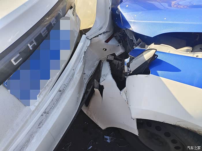 奇瑞艾瑞泽5plus被丰田追尾