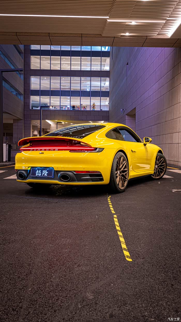 21年保时捷911carrera竞速黄搭配全波尔多红内