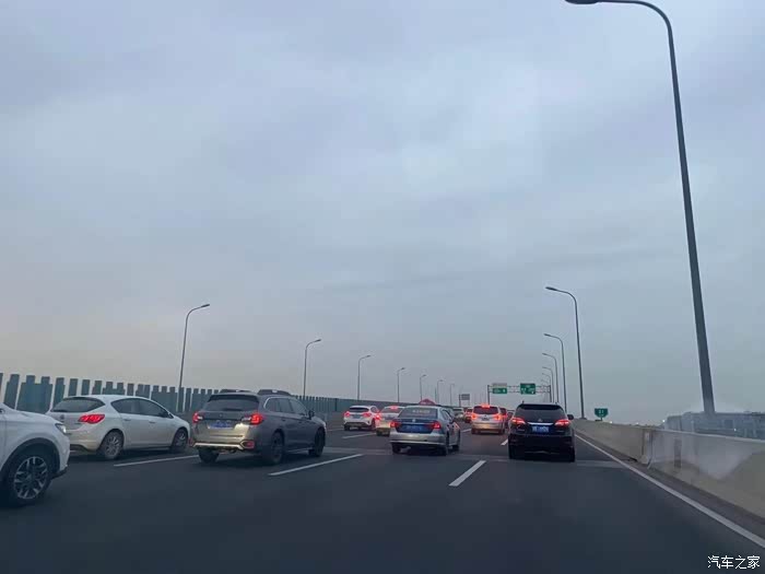 点击:>1|回复:>0宝马x5(进口)论坛>堵车堵车…左边这条道咋没人排?