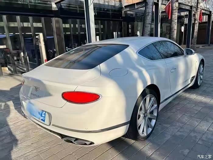 2021年宾利欧陆gt仅仅4200公里冰川白外热刺红内