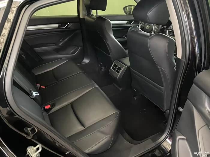 18年本田雅阁260精英版,一手8万公里,精品车况,加装氛围