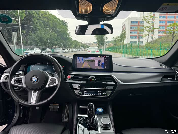 21款宝马540i的,21年1月上牌,丹泉石蓝,内饰黑色na