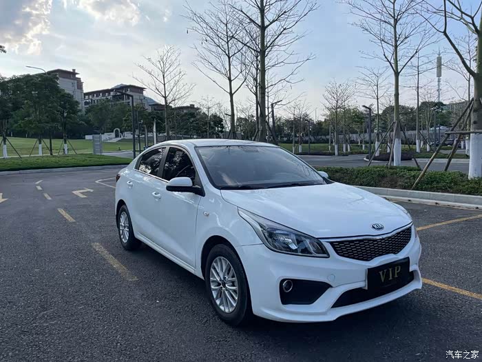 私家一手17年起亚k2车况精品多功能方向盘自动大灯锂