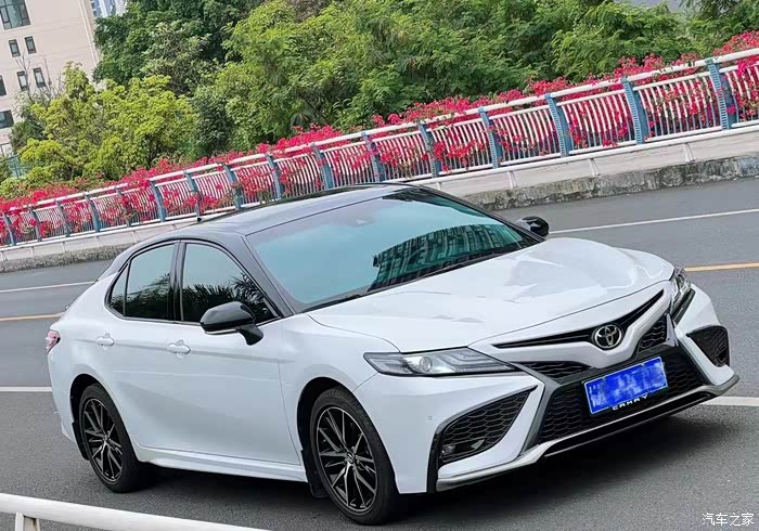 出一台丰田凯美瑞风尚版2021年5月上牌排量253