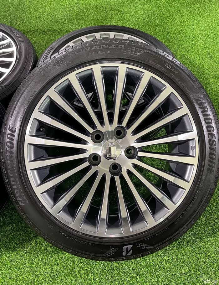 18寸丰田皇冠原厂轮毂带胎一套,感兴趣的约