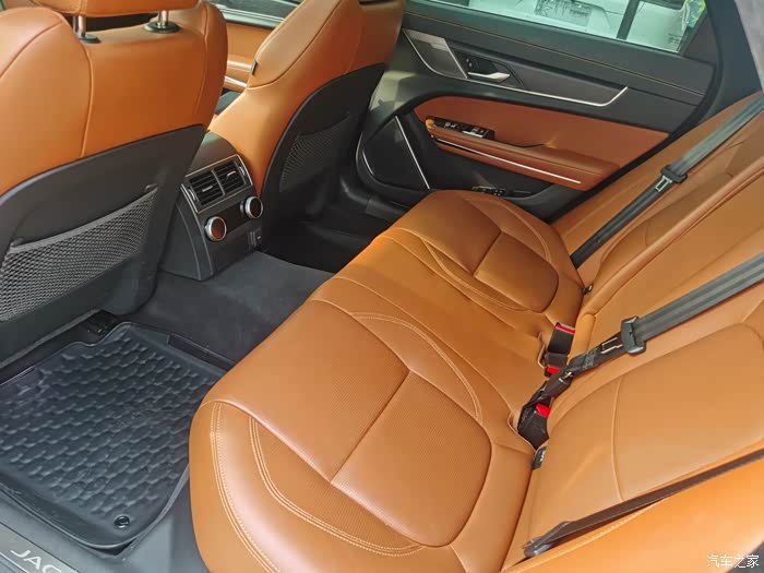 捷豹xfl2021款xfl20tp300四驱旗舰