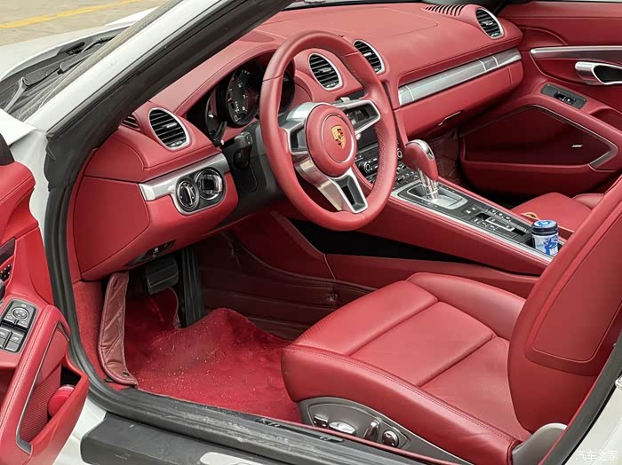 20年3月保时捷718白红配色pdls大灯r19轮毂