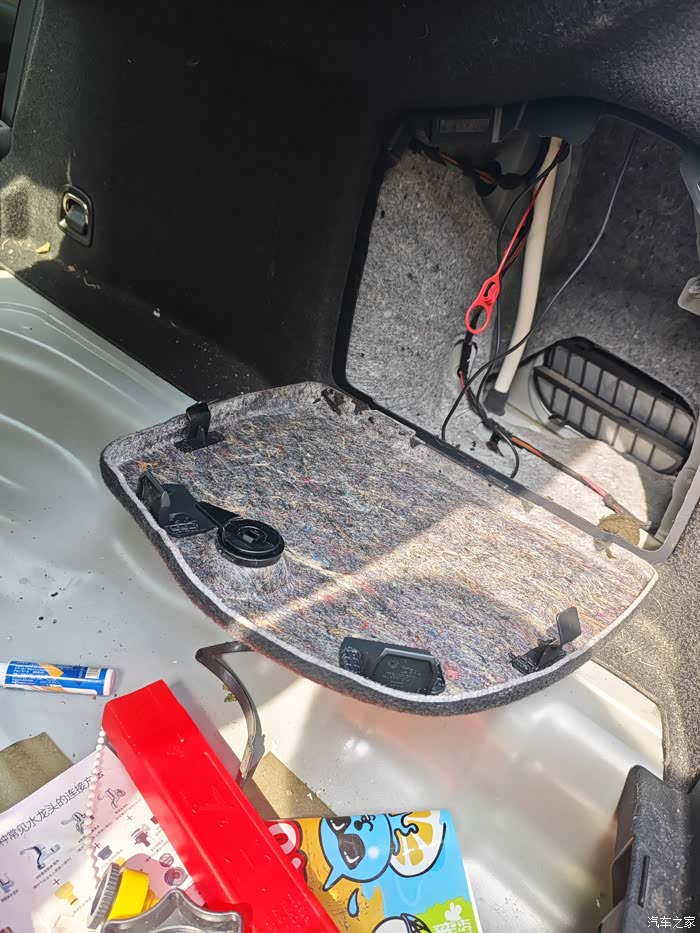 后备箱右侧根红色拉手有什么用?