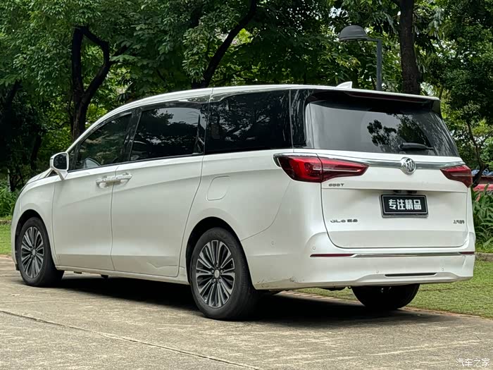 别克gl8 22款 陆尊 653t豪华版 2022年上牌 安