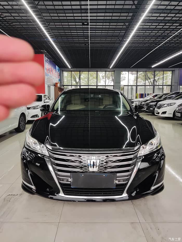 出16年丰田皇冠