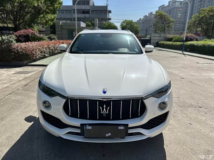 17年的玛莎拉蒂莱万特配置还是有点高的哈曼卡顿音响后排