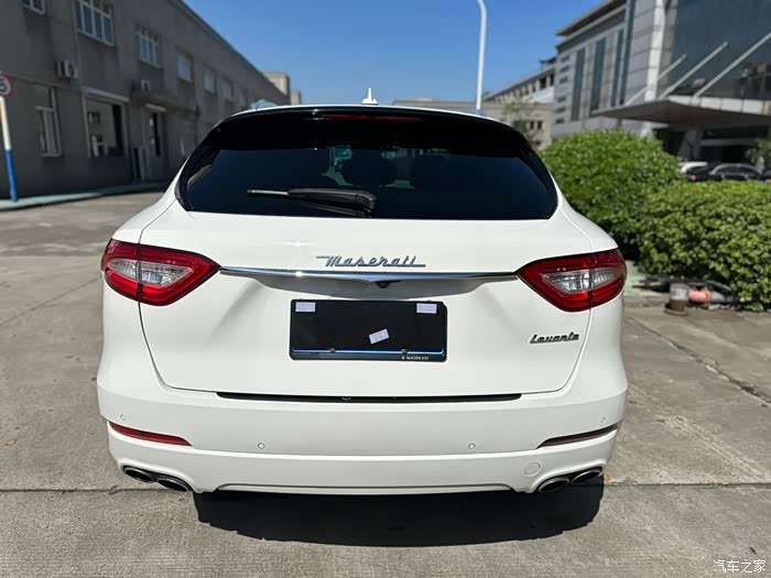 17年的玛莎拉蒂莱万特配置还是有点高的哈曼卡顿音响后排