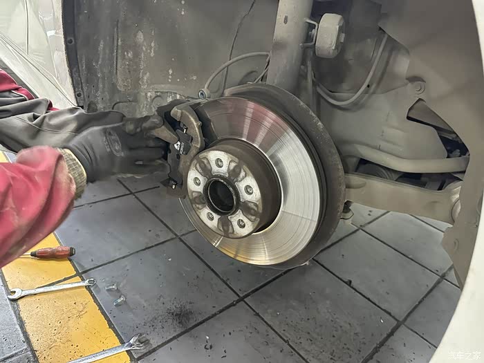 20款g28前刹车片更换分享