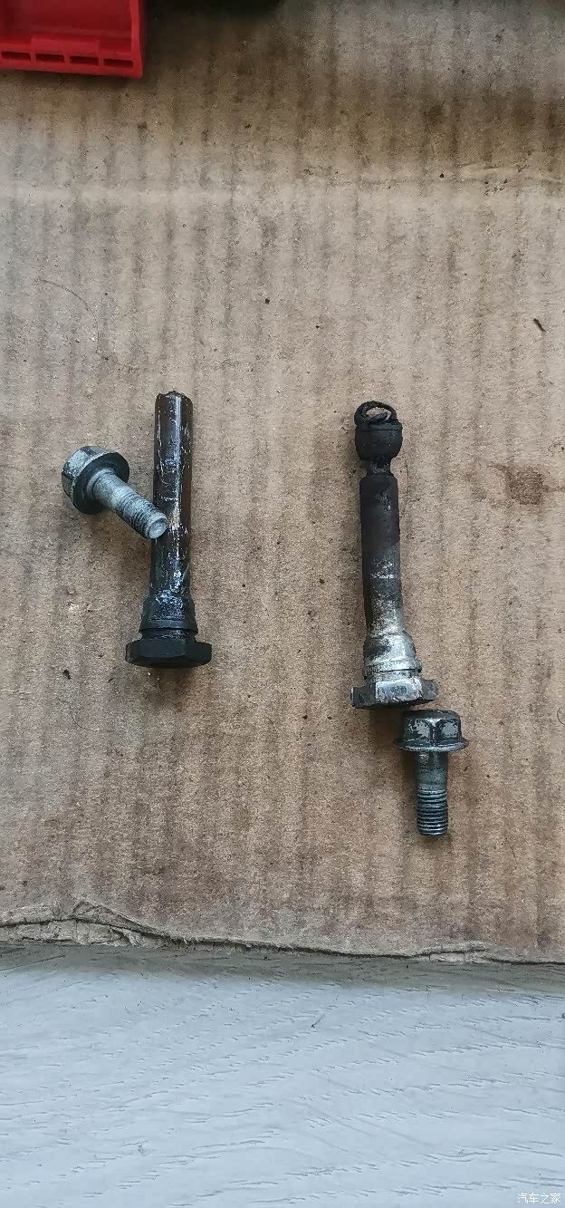 成功把刹车分泵导向销的螺丝拆下来了