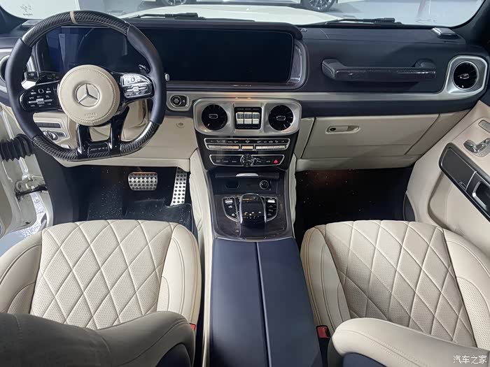 19年奔驰g500重斤升级内饰配置大柏林