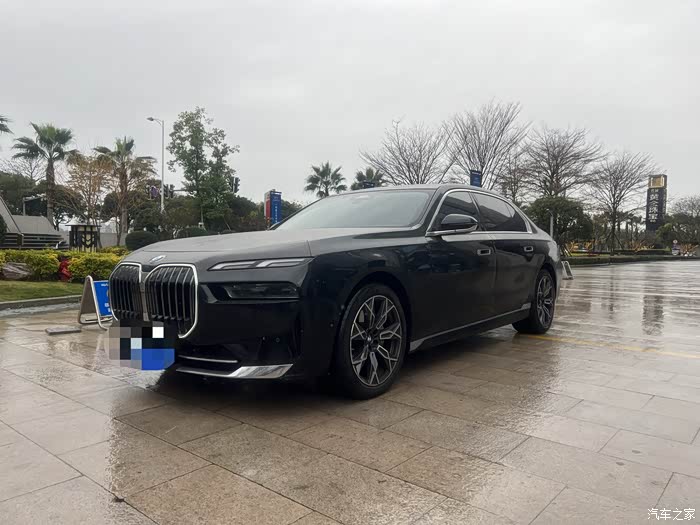 出一台23年8月上牌宝马735li准新车目前一手车二万多公