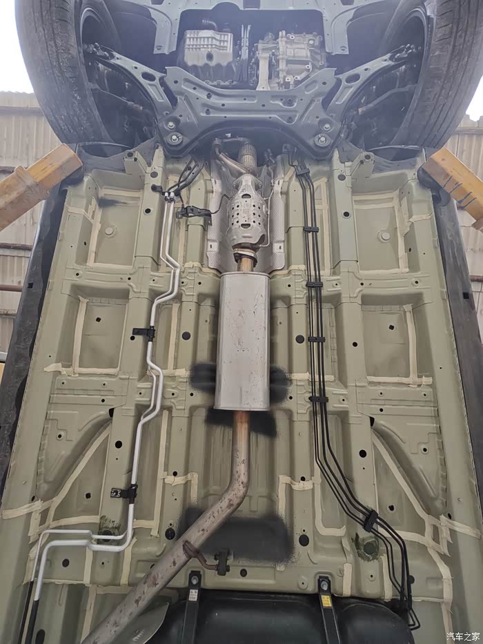 今天自己x动手喷了底盘装甲