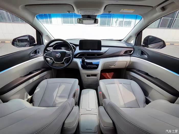 最新到店:2022年别克gl8 652路上公务舱舒适版,全车