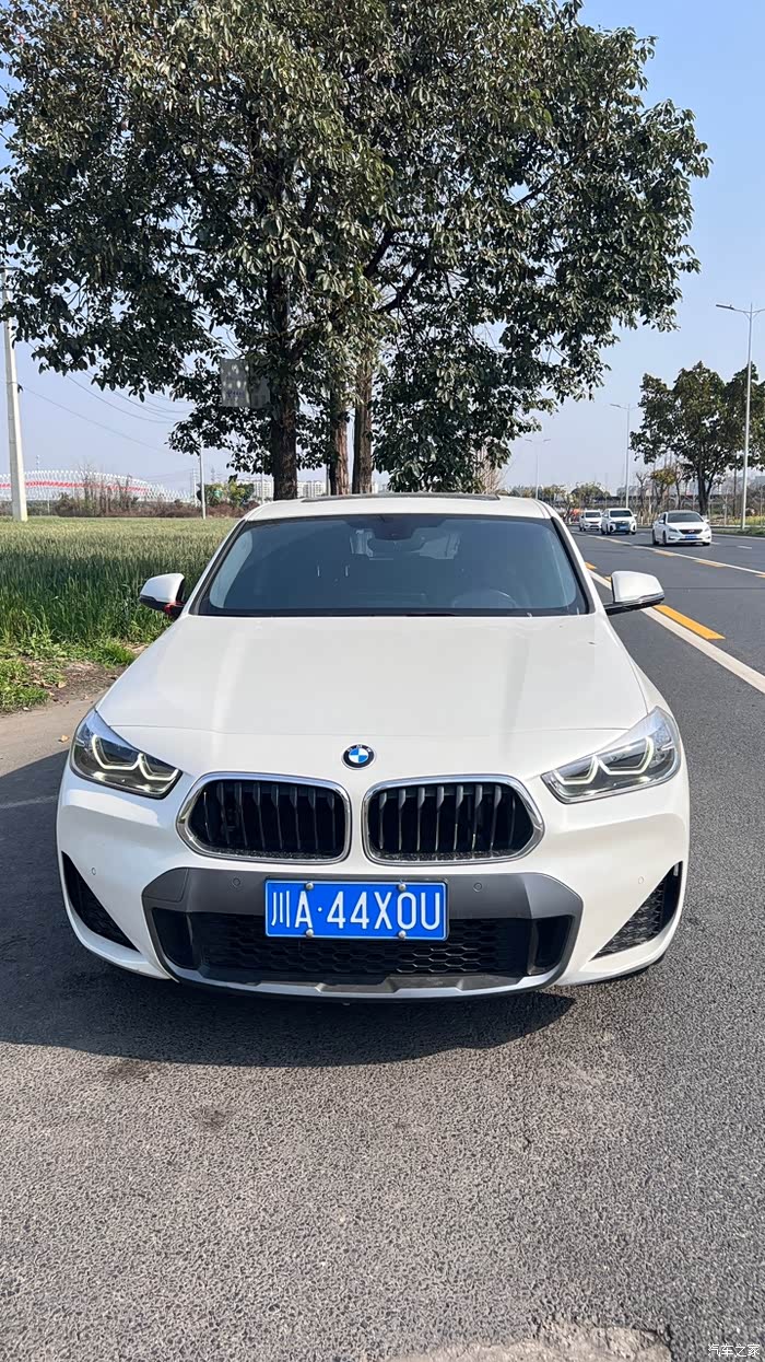 成都小姐姐一手宝马x222年上户只跑了两万多公里精品车无
