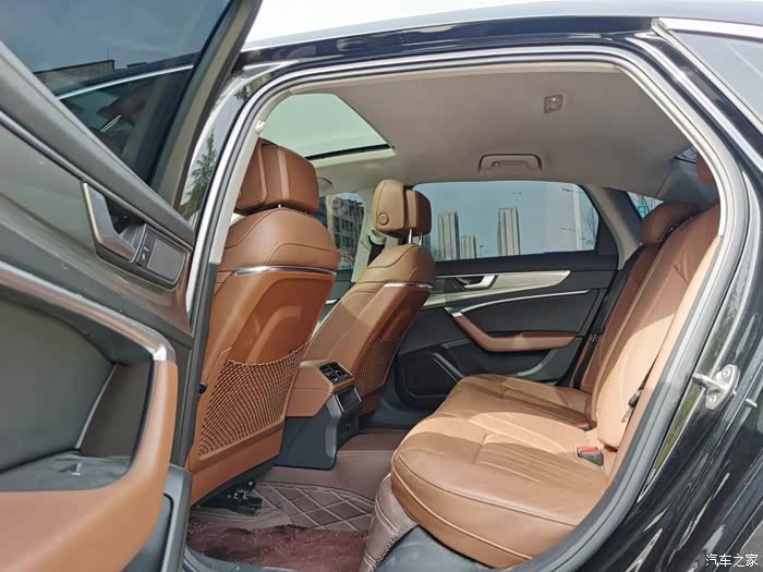 最新到家21年奥迪a6l,40甄选智雅,行驶5.8万公里.右